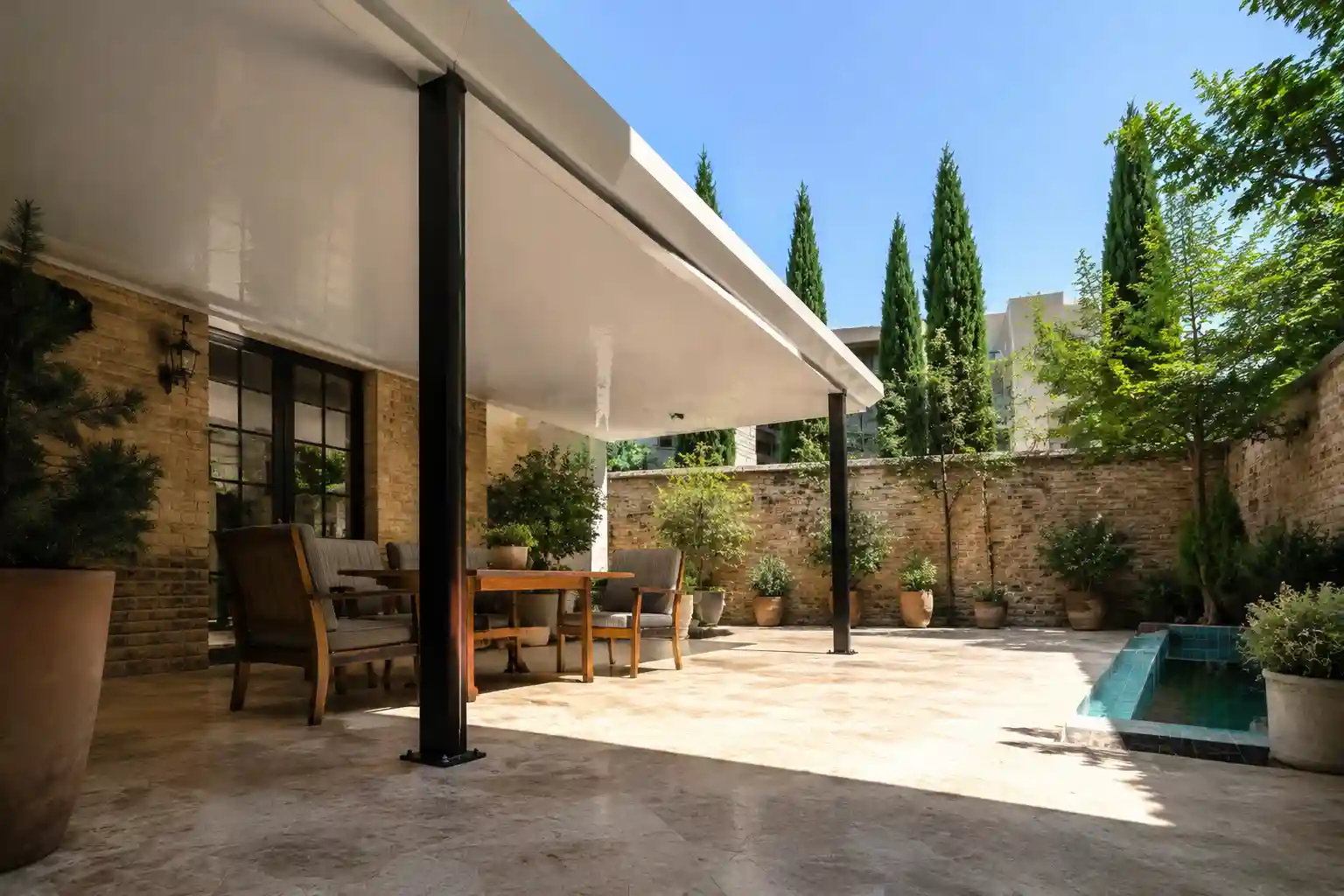 سایبان حیاط UPVC پلیروف نصبشده روی تراس برای محافظت در برابر آفتاب و باران